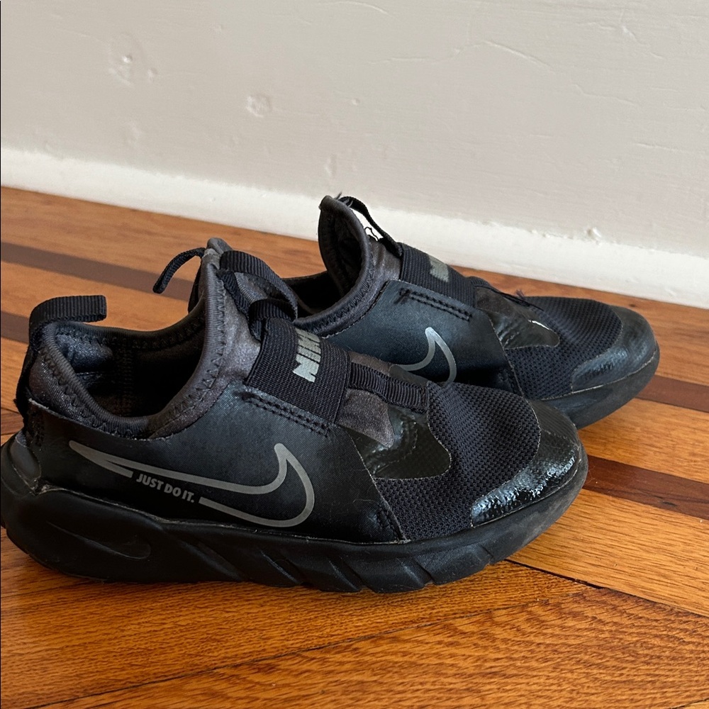 Nike Kids Black Athletic Shoes - Easy on - Size 1